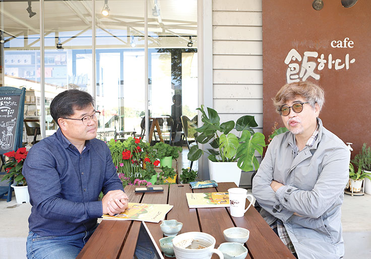 두 사람이 처음 만나던 때를 얘기하는 이동현 대표, 김탁환 작가