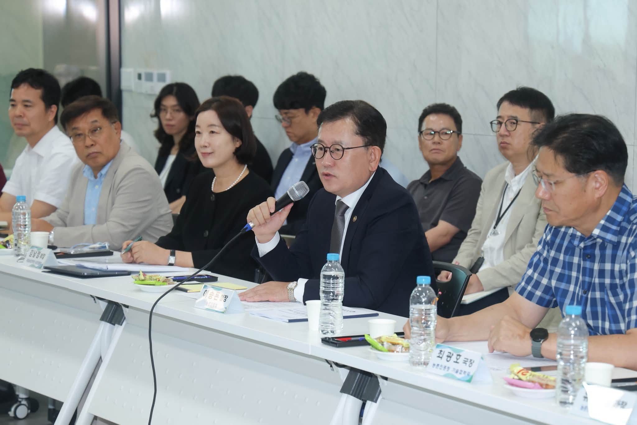 이승돈 농촌진흥청장은 전북특별자치도 정읍 농축산물 공유인프라에서 간담회를 진행하고 있다.