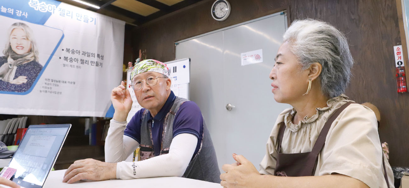 맛있는 복숭아를 재배하는 비결을 설명 중인 박재훈·이순열 대표